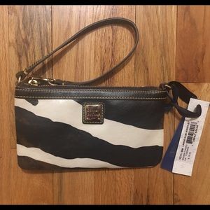 Sale 💲⬇️Dooney & Bourke Large Slim wristlet - NWT